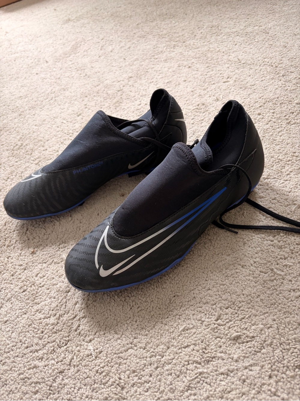 Nike Men's Black and Blue Athletic Soccer Cleats